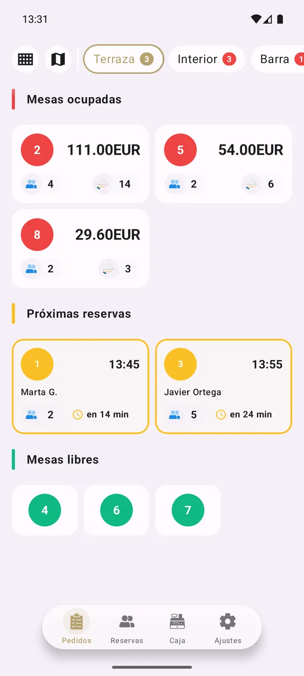 Mesas de la terraza: tres ocupadas con su importe, las dos próximas reservas con su hora y tres mesas libres.